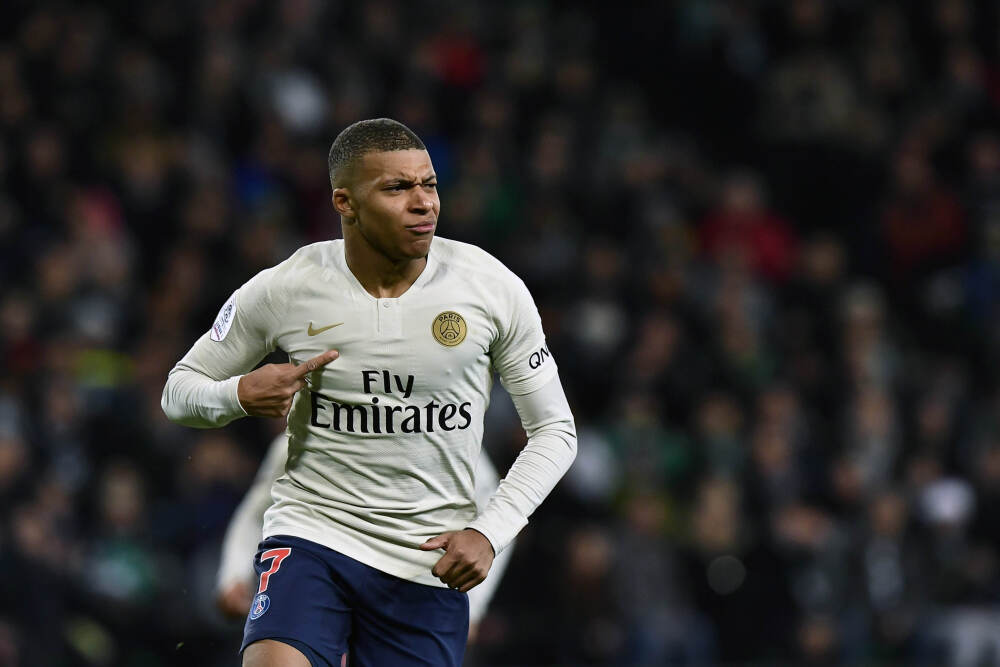 阿森纳丢球仍2-1领先布莱顿，阿亚里射门中柱，戈麦斯补射破门